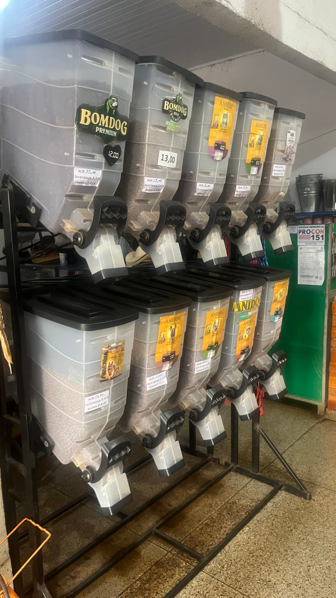 Dispensers de ração a granel para cães e gatos na loja