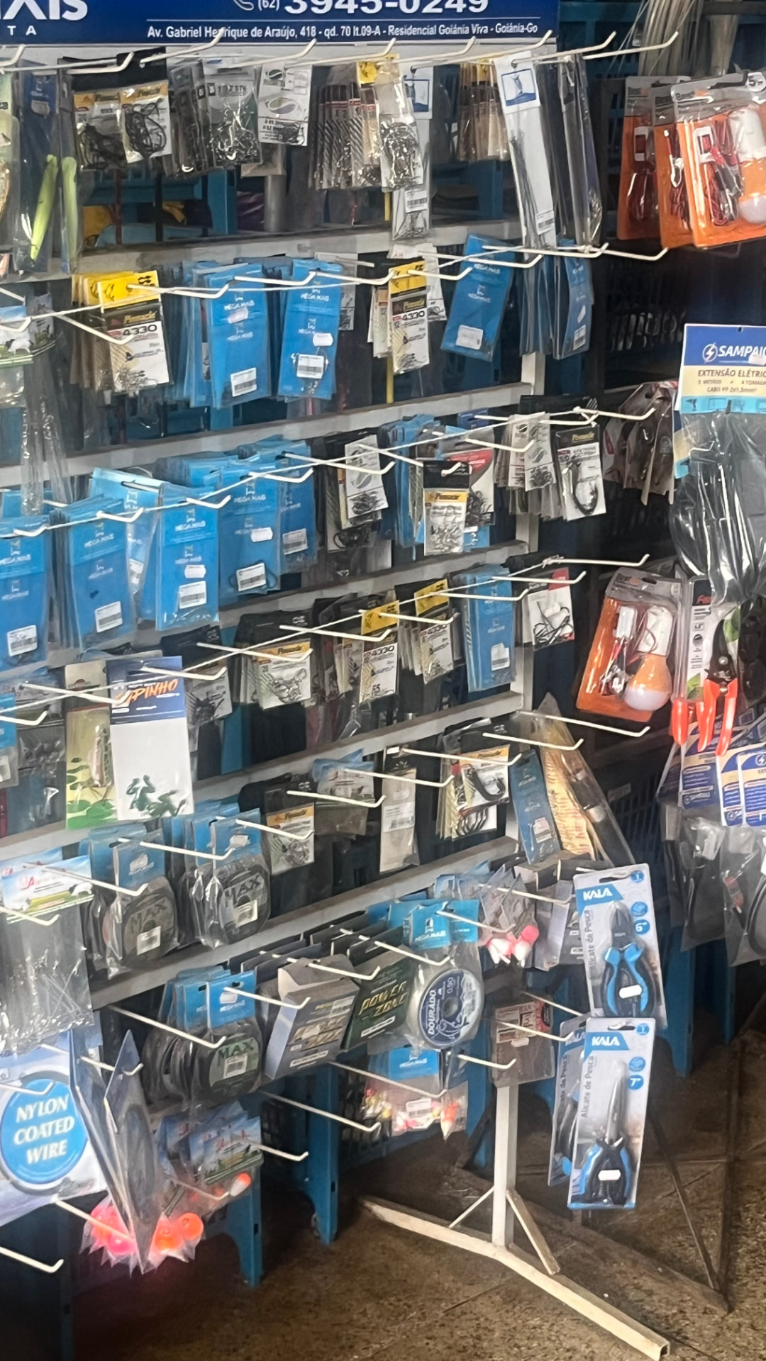 Expositor com acessórios, itens de pesca e utilidades na AGRORAÇA